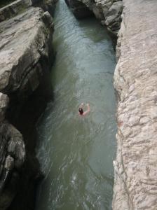 Nadando en el rio / Schwimmend im Fluss