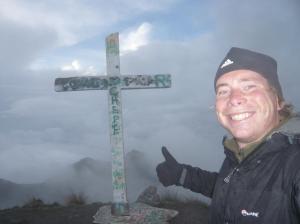 En la cruz del volcan / Am Gipfelkreuz des Vulkans